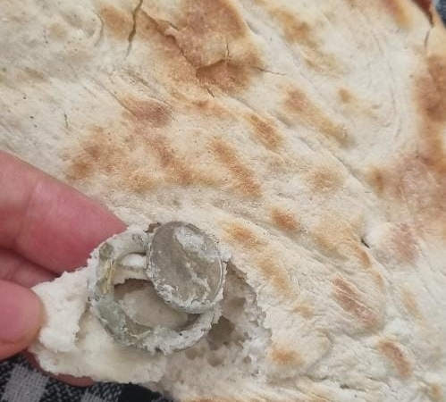 ekmegin-icinden-cikan-ilginc-bozuk-para-halkasi-nOOiO5gY.jpg
