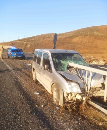 elazigda-arac-bariyerlere-saplandi-2-yarali-wJnMIPxB.jpg