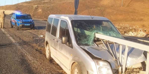 Elazığ’da Araç Bariyerlere Saplandı: 2 Yaralı