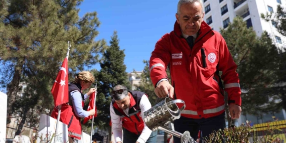 Elazığ’da Bayram Öncesi Şehitliklerin Temizliği Yapıldı