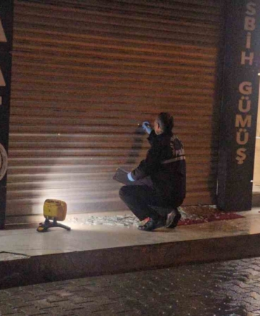 elazigda-is-yerine-silahli-saldiri-vitrine-9-kursun-isiha-edildi-fwjuZC4F.jpg