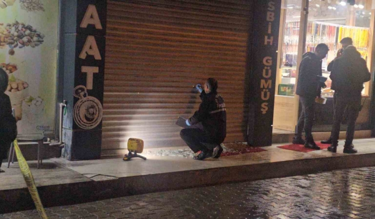 elazigda-is-yerine-silahli-saldiri-vitrine-9-kursun-isiha-edildi-fwjuZC4F.jpg