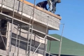elazigda-iscilerin-catidaki-tehlikeli-calisma-anlari-YjwsJjO3.jpg