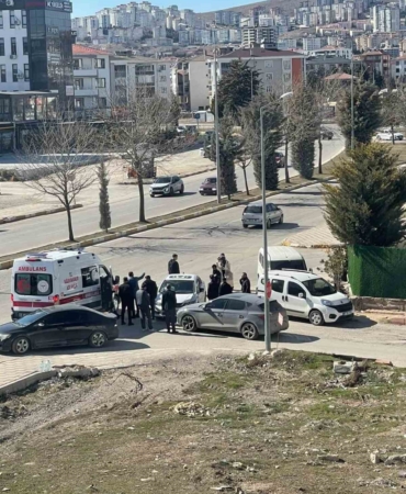 elazigda-meydana-gelen-trafik-kazasinda-1-yarali-juQQjEd8.jpg