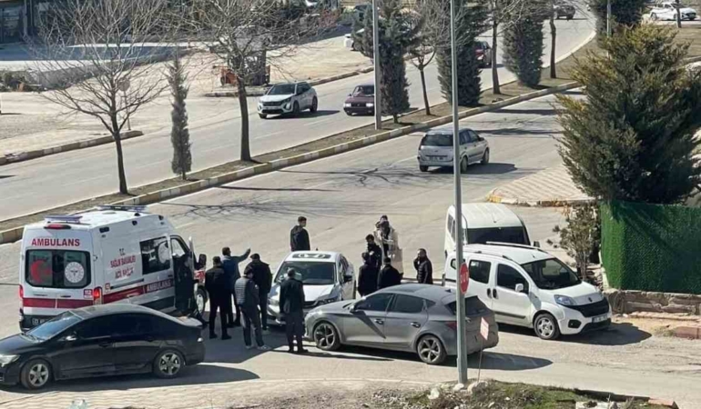 elazigda-meydana-gelen-trafik-kazasinda-1-yarali-juQQjEd8.jpg