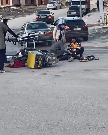 elazigda-motosiklet-ve-otomobil-carpismasi-1-yarali-IQe8cbAX.jpg
