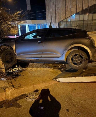 elazigda-otomobil-istinat-duvarina-carpti-bir-yarali-var-c1d5K7Mm.jpg