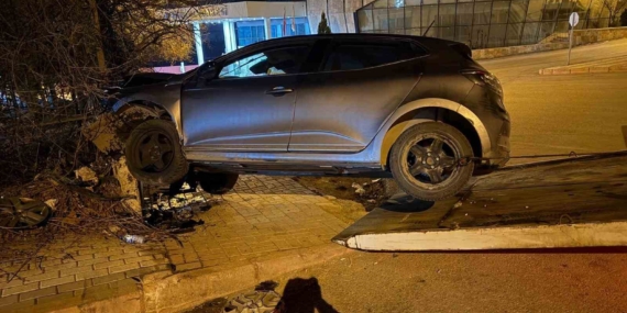 Elazığ’da Otomobil İstinat Duvarına Çarptı: Bir Yaralı Var