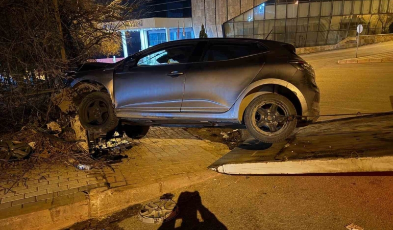 elazigda-otomobil-istinat-duvarina-carpti-bir-yarali-var-c1d5K7Mm.jpg