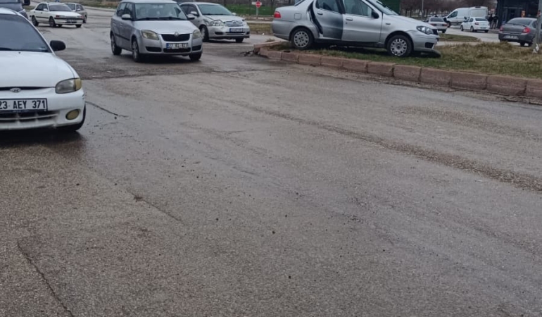 elazigda-otomobil-kazasi-3-yarali-zISzfV8S.jpg