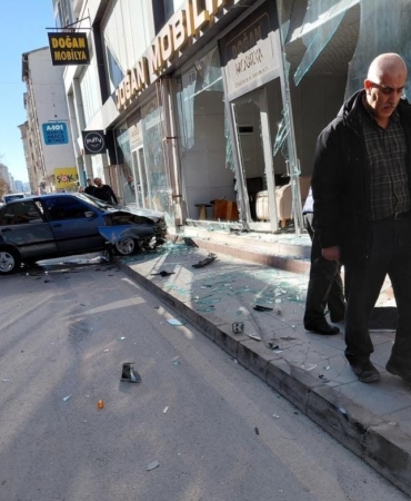 elazigda-otomobil-mobilya-magazasina-girdi-olay-ani-ve-detaylar-4PYMgZWX.jpg