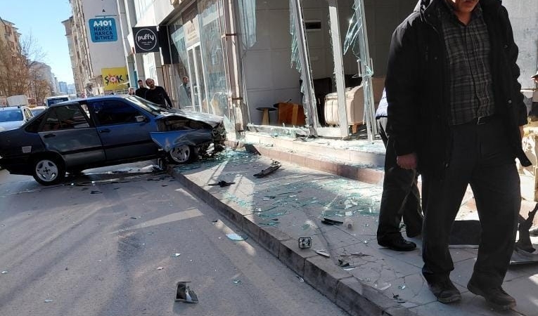 elazigda-otomobil-mobilya-magazasina-girdi-olay-ani-ve-detaylar-4PYMgZWX.jpg