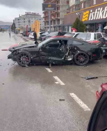elazigda-park-halindeki-4-araca-carpan-otomobil-kazasi-lMJpxDrQ.jpg