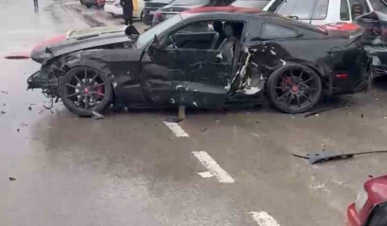 elazigda-park-halindeki-4-araca-carpan-otomobil-kazasi-lMJpxDrQ.jpg