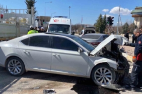 elazigda-trafik-kazasi-6-yaraliyla-sonuclanan-otomobil-carpismasi-M3Cu7MsJ.jpg