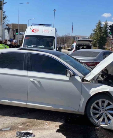 elazigda-trafik-kazasi-6-yaraliyla-sonuclanan-otomobil-carpismasi-M3Cu7MsJ.jpg