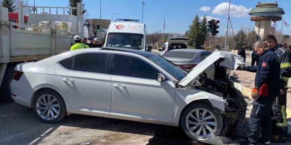 Elazığ’da Trafik Kazası: 6 Yaralıyla Sonuçlanan Otomobil Çarpışması