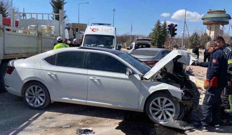 elazigda-trafik-kazasi-6-yaraliyla-sonuclanan-otomobil-carpismasi-M3Cu7MsJ.jpg