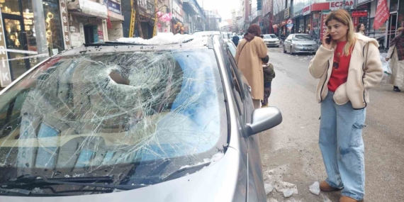 Erzurum’da Çatıdan Düşen Kar ve Buz Kütleleriyle Tehlike Oluşuyor