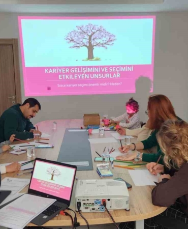 evlilikte-saygi-ve-aile-iliskilerinin-guclenmesi-XUp6IHLv.jpg