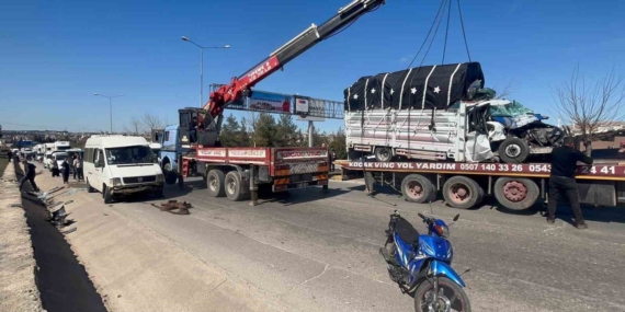 Gaziantep’te Minibüs ve Kamyonetin Çarpışması: 4 Yaralı