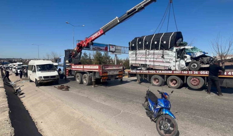 gaziantepte-minibus-ve-kamyonetin-carpismasi-4-yarali-IH8qLy2h.jpg