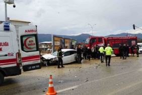 gaziantepte-tir-ve-otomobil-carpisti-iki-yarali-LOydiUU1.jpg