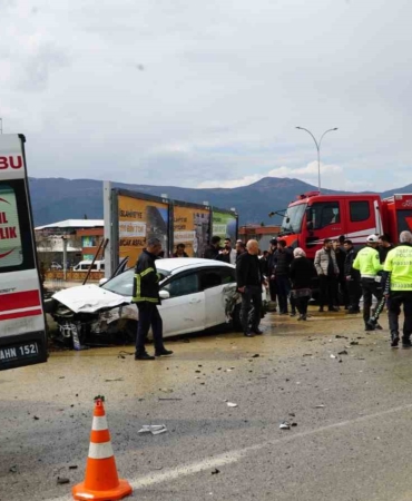 gaziantepte-tir-ve-otomobil-carpisti-iki-yarali-LOydiUU1.jpg