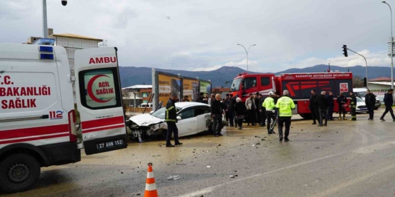 Gaziantep’te Tır ve Otomobil Çarpıştı: İki Yaralı