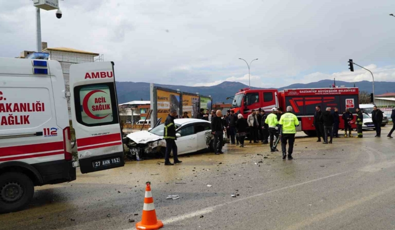 gaziantepte-tir-ve-otomobil-carpisti-iki-yarali-LOydiUU1.jpg