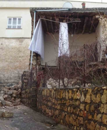 gercuste-saganak-yagislar-sonucu-ev-yikildi-aFqe8az1.jpg