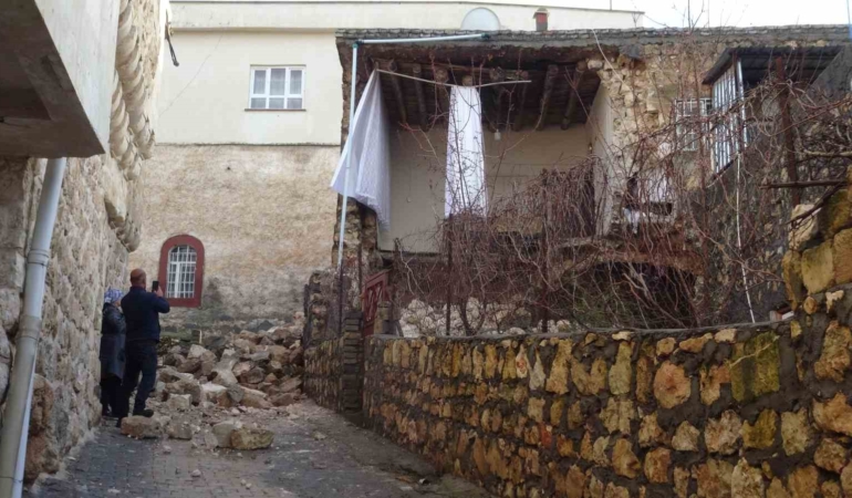 gercuste-saganak-yagislar-sonucu-ev-yikildi-aFqe8az1.jpg