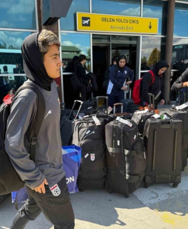igdirda-iran-kadin-milli-futbol-takimi-heyecani-rFQeZPsP.jpg