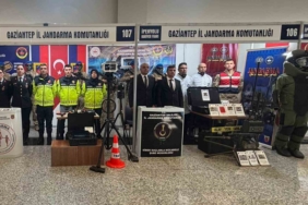 ipekyolu-bolgesel-kariyer-fuarinda-jandarma-standina-yogun-ilgi-gosterildi-YrfNVRIj.jpg