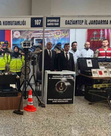 ipekyolu-bolgesel-kariyer-fuarinda-jandarma-standina-yogun-ilgi-gosterildi-YrfNVRIj.jpg