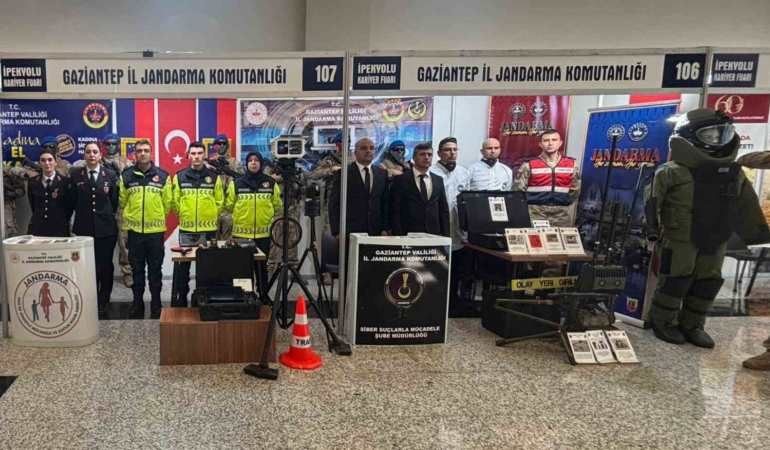 ipekyolu-bolgesel-kariyer-fuarinda-jandarma-standina-yogun-ilgi-gosterildi-YrfNVRIj.jpg