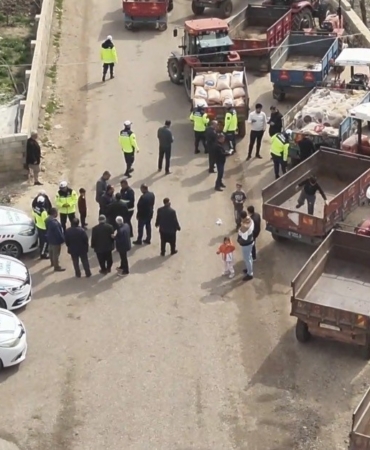 jandarma-85-traktor-surucusune-egitim-verip-reflektor-dagitti-b7Eb2wEp.jpg