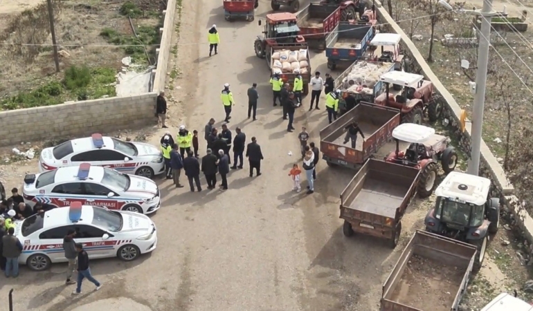 jandarma-85-traktor-surucusune-egitim-verip-reflektor-dagitti-b7Eb2wEp.jpg