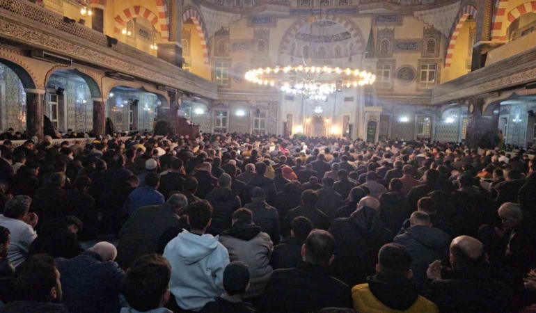 kadir-gecesinde-camilerin-coskulu-kalabaligi-rNsmNARX.jpg