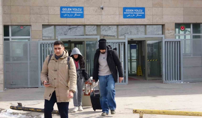 kapikoy-gumruk-kapisinda-kontrollu-gecis-sureci-suruyor-8jlIPpOL.jpg