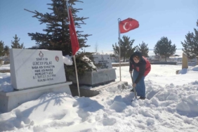 karla-dolu-sehitlikte-temizlik-faaliyeti-gerceklestirildi-hfIeg9Ar.jpg