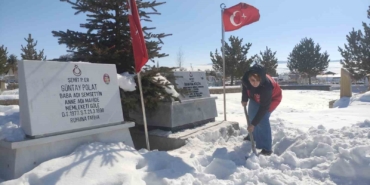 karla-dolu-sehitlikte-temizlik-faaliyeti-gerceklestirildi-hfIeg9Ar.jpg
