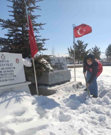 karla-dolu-sehitlikte-temizlik-faaliyeti-gerceklestirildi-hfIeg9Ar.jpg