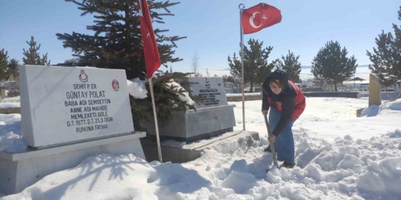 Karla Dolu Şehitlikte Temizlik Faaliyeti Gerçekleştirildi