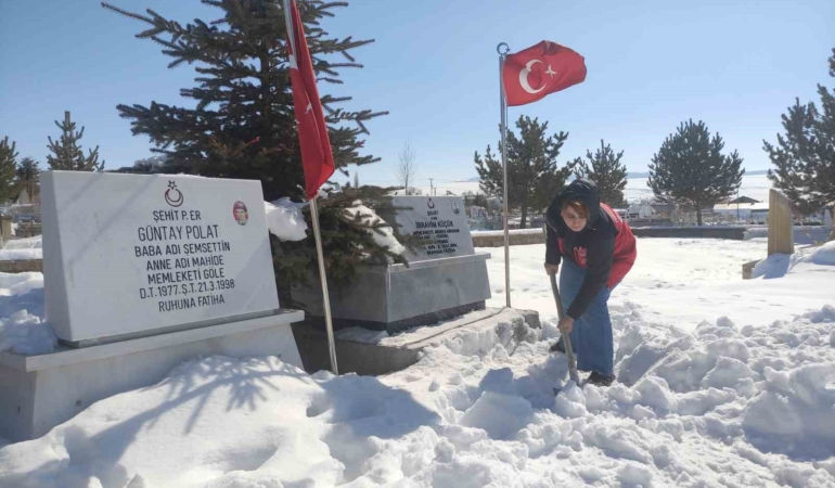 karla-dolu-sehitlikte-temizlik-faaliyeti-gerceklestirildi-hfIeg9Ar.jpg
