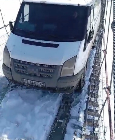karsta-asma-koprude-minibus-tehlikede-SdHDthNj.jpg