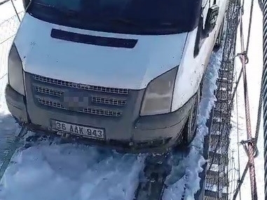 Kars’ta Asma Köprüde Minibüs Tehlikede!