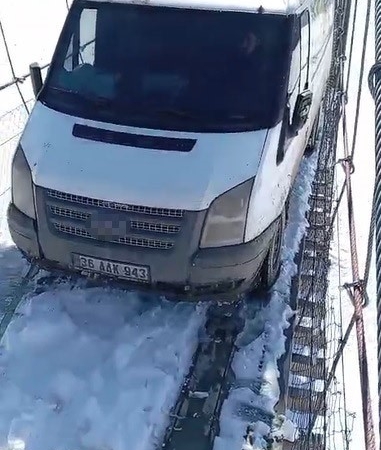 karsta-asma-koprude-minibus-tehlikede-SdHDthNj.jpg