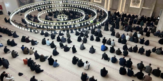 Kars’ta Bayram Namazında Camiler Fırtına Gibi Doldurdu