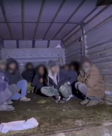 karsta-kamyonet-kasasinda-12-kacak-gocmen-4-organizator-tutuklandi-DdipVD3y.jpg